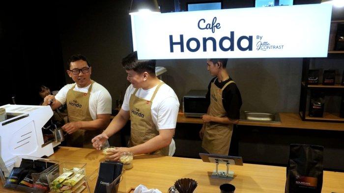Direktur Honda Bandung Center (HBC) Iwan Tjandradinata (kiri), dan Junior Area Sales Manager HBC Kevin Hartono meracik kopi saat berkesempatan menjadi barista di Cafe Honda pada Grand Opening Honda Exhibition di Atrium Trans Studio Mall (TSM), Kota Bandung, Jawa Barat, Jumat (25/10/2024).