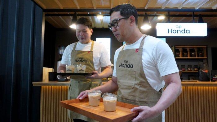 Direktur Honda Bandung Center (HBC) Iwan Tjandradinata (kanan), dan Junior Area Sales Manager HBC Kevin Hartono mengantarkan kopi hasil racikannya kepada calon konsumen saat berkesempatan menjadi barista di Cafe Honda pada Grand Opening Honda Exhibition di Trans Studio Mall (TSM), Kota Bandung, Jawa Barat, Jumat (25/10/2024).