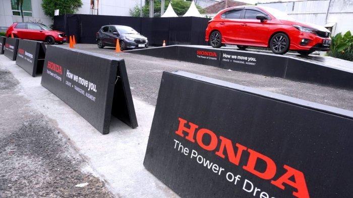 Calon konsumen melakukan test drive unit Honda pada gelaran Honda Exhibition di Trans Studio Mall (TSM), Kota Bandung, Jawa Barat, Jumat (25/10/2024).