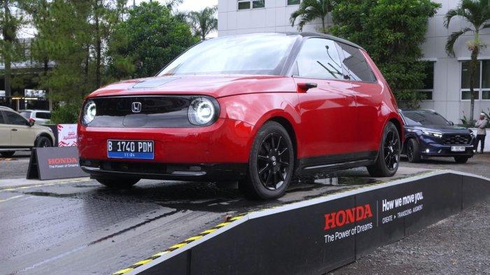 Calon konsumen melakukan test drive unit Honda pada gelaran Honda Exhibition di Trans Studio Mall (TSM), Kota Bandung, Jawa Barat, Jumat (25/10/2024).