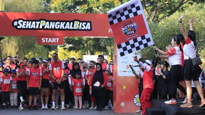 Chief Customer & Marketing Officer Prudential Indonesia, Karin Zulkarnaen melepas peserta Family Fun Walk yang diikuti Nirina dan Ernest Family dalam gelaran PRUActive Family 2024 di Kiara Artha Park, Kota Bandung, Minggu (27/10/2024).