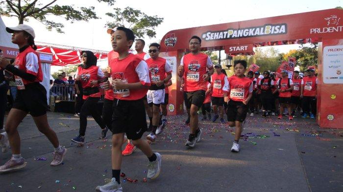 Sejumlah peserta mengikuti 5K Fun Run dalam gelaran PRUActive Family 2024 di Kiara Artha Park, Kota Bandung, Minggu (27/10/2024).