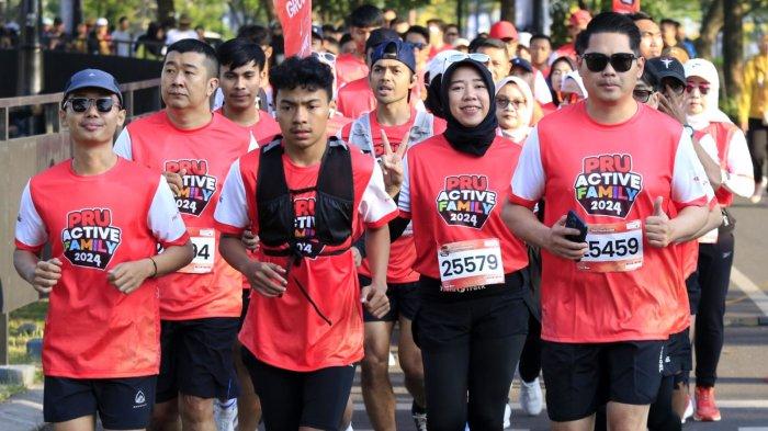 Sejumlah peserta mengikuti 5K Fun Run dalam gelaran PRUActive Family 2024 di Kiara Artha Park, Kota Bandung, Minggu (27/10/2024).