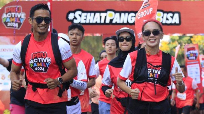 Sejumlah peserta mengikuti 5K Fun Run dalam gelaran PRUActive Family 2024 di Kiara Artha Park, Kota Bandung, Minggu (27/10/2024).