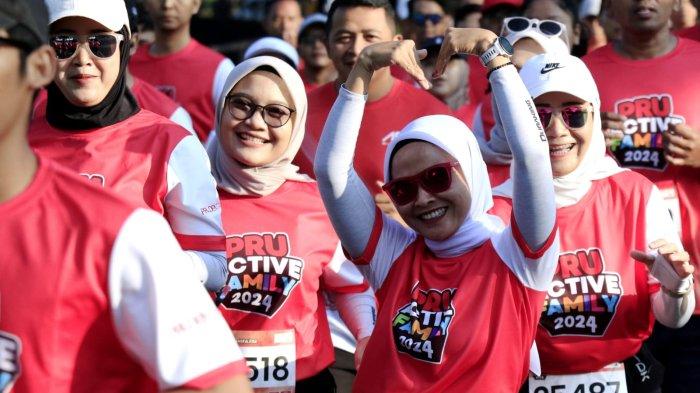 Sejumlah peserta mengikuti 5K Fun Run dalam gelaran PRUActive Family 2024 di Kiara Artha Park, Kota Bandung, Minggu (27/10/2024).