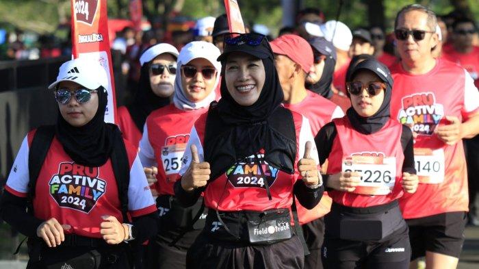 Sejumlah peserta mengikuti 5K Fun Run dalam gelaran PRUActive Family 2024 di Kiara Artha Park, Kota Bandung, Minggu (27/10/2024).