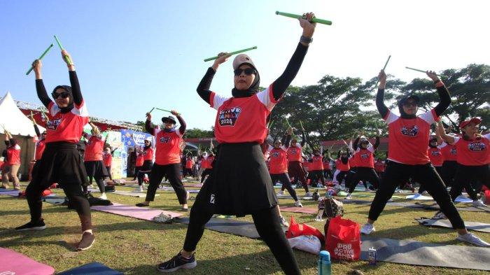 Sejumlah peserta mengikuti olahraga Pound Fit dalam gelaran PRUActive Family 2024 di Kiara Artha Park, Kota Bandung, Minggu (27/10/2024).