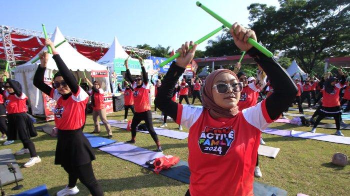 Sejumlah peserta mengikuti olahraga Pound Fit dalam gelaran PRUActive Family 2024 di Kiara Artha Park, Kota Bandung, Minggu (27/10/2024).