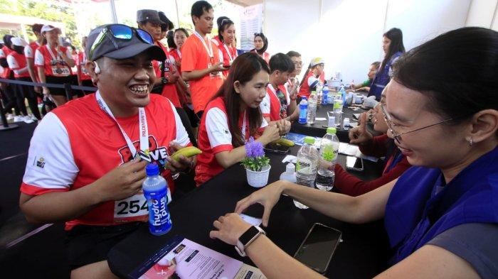 Sejumlah peserta melakukan pemeriksaan kesehatan dan konsultasi kesehatan seusai mengikuti olahraga dalam gelaran PRUActive Family 2024 di Kiara Artha Park, Kota Bandung, Minggu (27/10/2024).