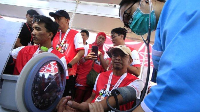 Sejumlah peserta melakukan pemeriksaan kesehatan dan konsultasi kesehatan seusai mengikuti olahraga dalam gelaran PRUActive Family 2024 di Kiara Artha Park, Kota Bandung, Minggu (27/10/2024).