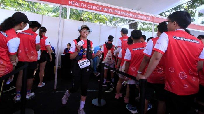 Sejumlah peserta melakukan pemeriksaan kesehatan dan konsultasi kesehatan seusai mengikuti olahraga dalam gelaran PRUActive Family 2024 di Kiara Artha Park, Kota Bandung, Minggu (27/10/2024).