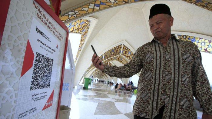 Jemaah berinfak dan bersedekah secara non-tunai dengan menggunakan QRIS (Quick Response Code Indonesian Standard) di Masjid Al-Jabbar, Kota Bandung, Jawa Barat, Senin (28/10/2024).