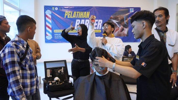 Instruktur dari Lembaga Pelatihan Kerja (LPK) Putri, Irfan Abu Yahya (31) dan Nabil Teizar Pratama (21) memberikan pelatihan barber atau pangkas rambut kepada sejumlah penyandang disabilitas di Kantor Dinas Ketenagakerjaan (Disnaker) Kota Bandung, Jawa Barat, Selasa (29/10/2024).