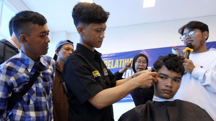 Instruktur dari Lembaga Pelatihan Kerja (LPK) Putri, Irfan Abu Yahya (31) dan Nabil Teizar Pratama (21) memberikan pelatihan barber atau pangkas rambut kepada sejumlah penyandang disabilitas di Kantor Dinas Ketenagakerjaan (Disnaker) Kota Bandung, Jawa Barat, Selasa (29/10/2024).