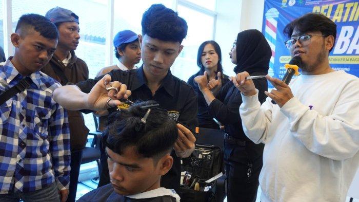 Instruktur dari Lembaga Pelatihan Kerja (LPK) Putri, Irfan Abu Yahya (31) dan Nabil Teizar Pratama (21) memberikan pelatihan barber atau pangkas rambut kepada sejumlah penyandang disabilitas di Kantor Dinas Ketenagakerjaan (Disnaker) Kota Bandung, Jawa Barat, Selasa (29/10/2024).