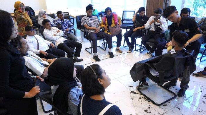 Instruktur dari Lembaga Pelatihan Kerja (LPK) Putri, Irfan Abu Yahya (31) dan Nabil Teizar Pratama (21) memberikan pelatihan barber atau pangkas rambut kepada sejumlah penyandang disabilitas di Kantor Dinas Ketenagakerjaan (Disnaker) Kota Bandung, Jawa Barat, Selasa (29/10/2024).