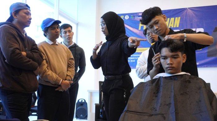 Instruktur dari Lembaga Pelatihan Kerja (LPK) Putri, Irfan Abu Yahya (31) dan Nabil Teizar Pratama (21) memberikan pelatihan barber atau pangkas rambut kepada sejumlah penyandang disabilitas di Kantor Dinas Ketenagakerjaan (Disnaker) Kota Bandung, Jawa Barat, Selasa (29/10/2024).