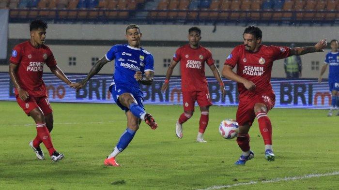 Pemain Persib, Ciro Alves berhasil mencetak gol ke gawang Semen Padang pada lanjutan Liga 1 2024-2025, di Stadion Si Jalak Harupat, Kabupaten Bandung, Jawa Barat, Jumat (1/11/2024).