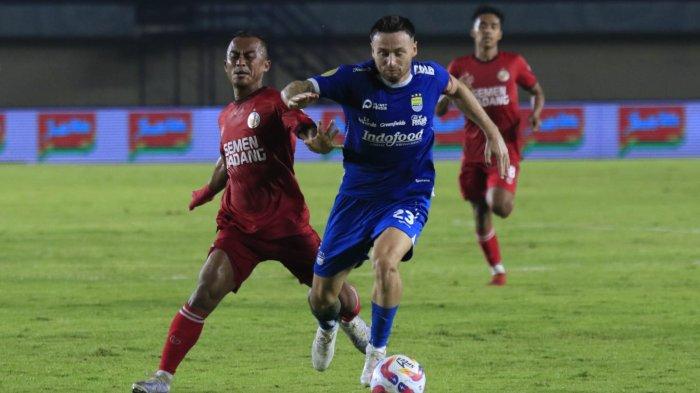 Pemain Persib, Marc Anthony Klok berebut bola dengan pemain Semen Padang, Dimas Roni Saputra pada lanjutan Liga 1 2024-2025, di Stadion Si Jalak Harupat, Kabupaten Bandung, Jawa Barat, Jumat (1/11/2024). Persib sudah melewati 10 laga beruntun tak pernah kalah pada musim ini.