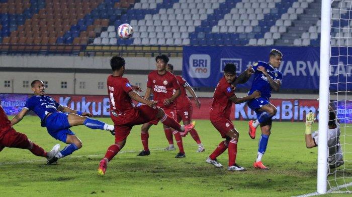 Pemain Persib, Gustavo Moreno gagal memanfaatkan bola di depan gawang Semen Padang setelah bola sepakkannya melambung di atas mistar gawang pada lanjutan Liga 1 2024-2025, di Stadion Si Jalak Harupat, Kabupaten Bandung, Jawa Barat, Jumat (1/11/2024).
