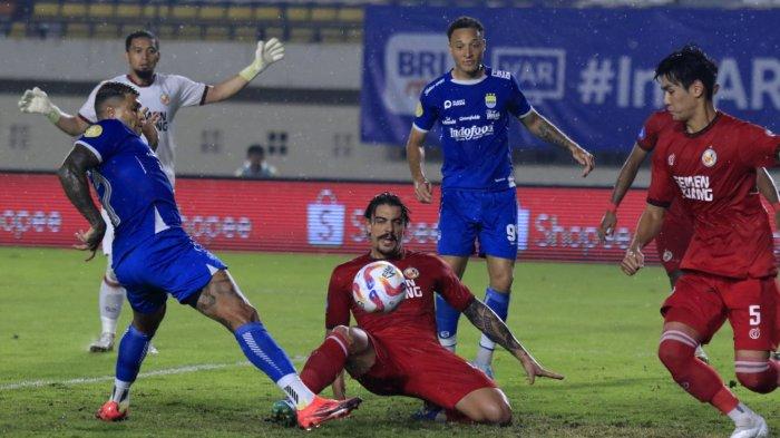 Pemain Persib, Ciro Alves berebut bola dengan pemain Semen Padang, Tin Martic pada lanjutan Liga 1 2024-2025, di Stadion Si Jalak Harupat, Kabupaten Bandung, Jawa Barat, Jumat (1/11/2024).