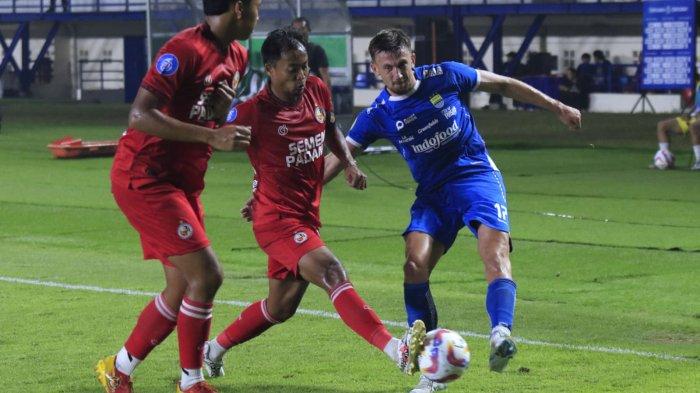 Pemain Persib, Mateo Kocijan berebut bola dengan pemain Semen Padang, Ricki Ariansyah pada lanjutan Liga 1 2024-2025, di Stadion Si Jalak Harupat, Kabupaten Bandung, Jawa Barat, Jumat (1/11/2024).