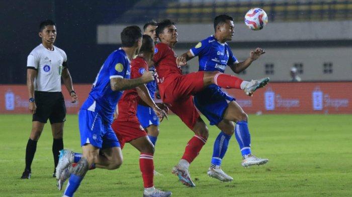 Pemain Persib, Dedi Kusnandar berebut bola dengan pemain Semen Padang, Muhamad Ridwan pada lanjutan Liga 1 2024-2025, di Stadion Si Jalak Harupat, Kabupaten Bandung, Jawa Barat, Jumat (1/11/2024).