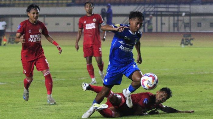 Pemain Persib, Beckham Putra Nugraha berhasil melewati hadangan pemain Semen Padang, Frendi Saputra pada lanjutan Liga 1 2024-2025, di Stadion Si Jalak Harupat, Kabupaten Bandung, Jawa Barat, Jumat (1/11/2024).