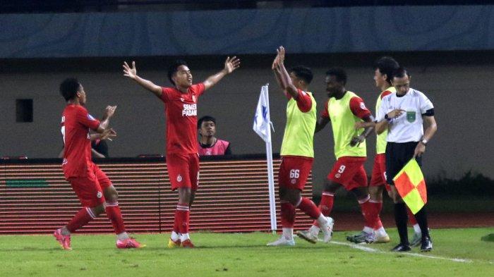 Pemain Semen Padang, Gala Pagamo melakukan selebrasi dan diburu rekan-rekannya seusai mencetak gol ke gawang Persib Bandung pada lanjutan Liga 1 2024-2025, di Stadion Si Jalak Harupat, Kabupaten Bandung, Jawa Barat, Jumat (1/11/2024).