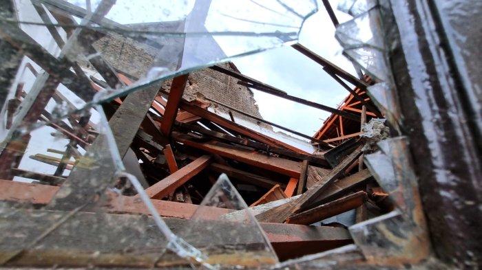 Gedung Yayasan Pusat Kebudayaan (YPK) yang sudah dua kali atapnya ambruk di Jalan Naripan, Kota Bandung, Sabtu (2/11/2024).