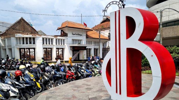 Gedung Yayasan Pusat Kebudayaan (YPK) yang sudah dua kali atapnya ambruk di Jalan Naripan, Kota Bandung, Sabtu (2/11/2024).