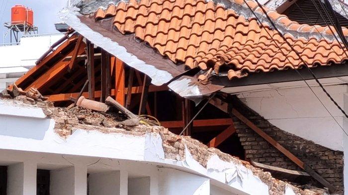 Gedung Yayasan Pusat Kebudayaan (YPK) yang sudah dua kali atapnya ambruk di Jalan Naripan, Kota Bandung, Sabtu (2/11/2024).