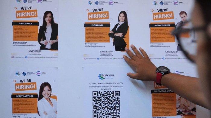 Sejumlah pencari kerja akan melamar pekerjaan pada gelaran Job Fair 2024, di Graha Manggala Siliwangi, Jalan Aceh, Kota Bandung, Jawa Barat, Kamis (7/11/2024).