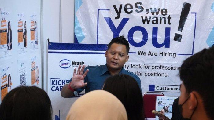 Sejumlah pencari kerja akan melamar pekerjaan pada gelaran Job Fair 2024, di Graha Manggala Siliwangi, Jalan Aceh, Kota Bandung, Jawa Barat, Kamis (7/11/2024).