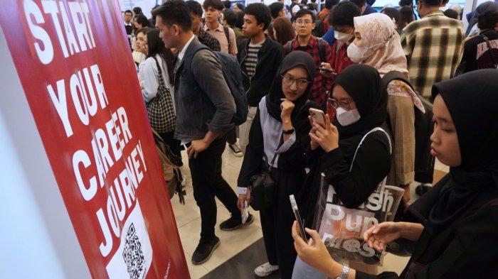 Sejumlah pencari kerja akan melamar pekerjaan pada gelaran Job Fair 2024, di Graha Manggala Siliwangi, Jalan Aceh, Kota Bandung, Jawa Barat, Kamis (7/11/2024).