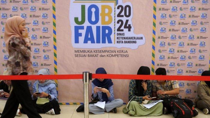 Sejumlah pencari kerja akan melamar pekerjaan pada gelaran Job Fair 2024, di Graha Manggala Siliwangi, Jalan Aceh, Kota Bandung, Jawa Barat, Kamis (7/11/2024).