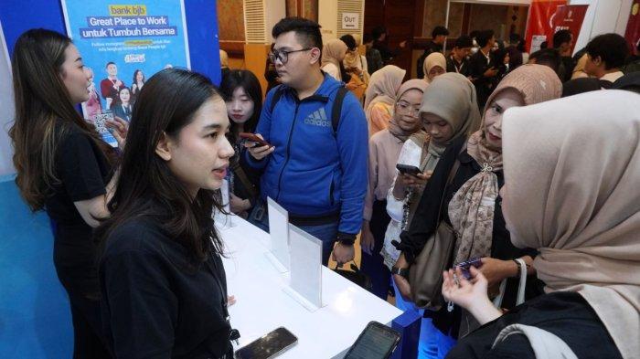 Sejumlah pencari kerja akan melamar pekerjaan pada gelaran Job Fair 2024, di Graha Manggala Siliwangi, Jalan Aceh, Kota Bandung, Jawa Barat, Kamis (7/11/2024).