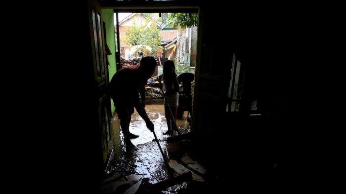 Pemilik rumah membuang lumpur yang tersisa di dalam rumah pascabanjir bandang menerjang rumahnya, di Kampung Muara, Desa Banjaran Wetan, Kecamatan Banjaran, Kabupaten Bandung, Jawa Barat, Rabu (6/11/2024).