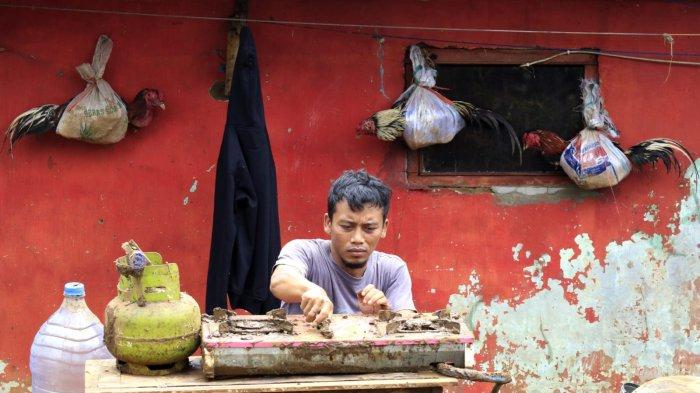Seorang warga membersihkan kompor gas yang dipenuhi lumpur pascabanjir bandang menerjang rumahnya, di Kampung Muara, Desa Banjaran Wetan, Kecamatan Banjaran, Kabupaten Bandung, Jawa Barat, Rabu (6/11/2024).
