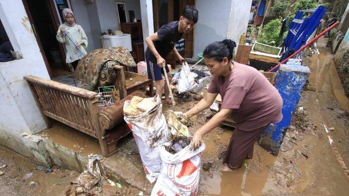 Pemilik rumah membersihkan barang-barang yang kotor dan sebagian dibuang pascabanjir bandang menerjang rumahnya, di Kampung Muara, Desa Banjaran Wetan, Kecamatan Banjaran, Kabupaten Bandung, Jawa Barat, Rabu (6/11/2024).