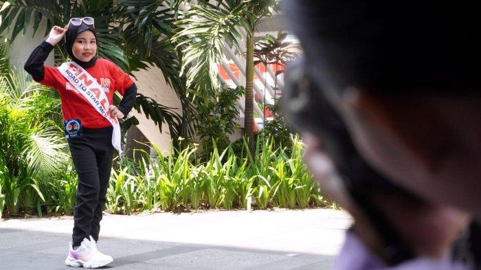 Seorang finalis menjalani sesi photoshoot dalam ajang Star Show Model Competition 2024, di halaman mal Bandung Indah Plaza (BIP), Jalan Merdeka, Kota Bandung, Jawa Barat, Sabtu (9/11/2024).