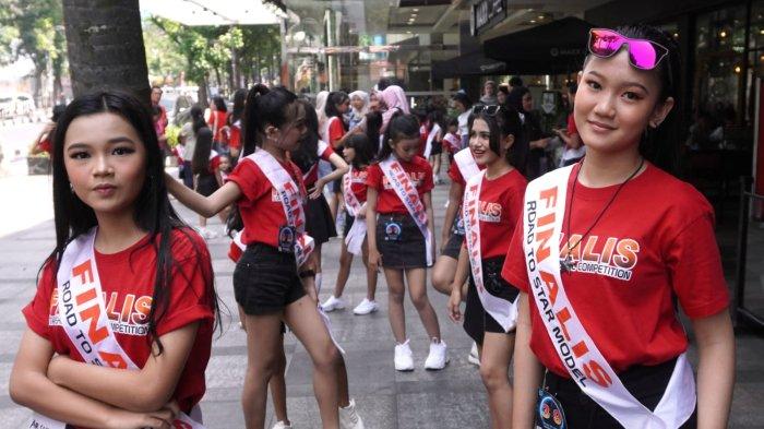 Sejumlah finalis menunggu giliran menjalani sesi photoshoot dalam ajang Star Show Model Competition 2024, di halaman mal Bandung Indah Plaza (BIP), Jalan Merdeka, Kota Bandung, Jawa Barat, Sabtu (9/11/2024).