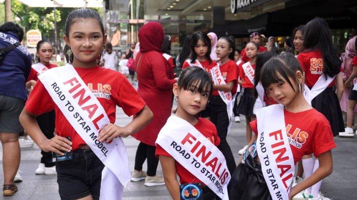 Sejumlah finalis menunggu giliran menjalani sesi photoshoot dalam ajang Star Show Model Competition 2024, di halaman mal Bandung Indah Plaza (BIP), Jalan Merdeka, Kota Bandung, Jawa Barat, Sabtu (9/11/2024).
