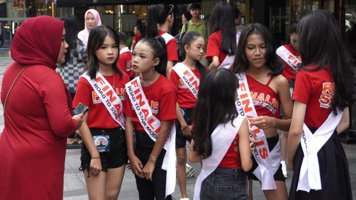 Sejumlah finalis menunggu giliran menjalani sesi photoshoot dalam ajang Star Show Model Competition 2024, di halaman mal Bandung Indah Plaza (BIP), Jalan Merdeka, Kota Bandung, Jawa Barat, Sabtu (9/11/2024).