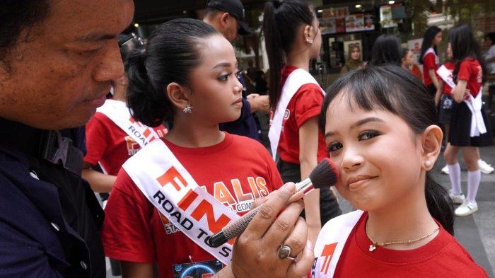 Sejumlah finalis menunggu giliran menjalani sesi photoshoot dalam ajang Star Show Model Competition 2024, di halaman mal Bandung Indah Plaza (BIP), Jalan Merdeka, Kota Bandung, Jawa Barat, Sabtu (9/11/2024).