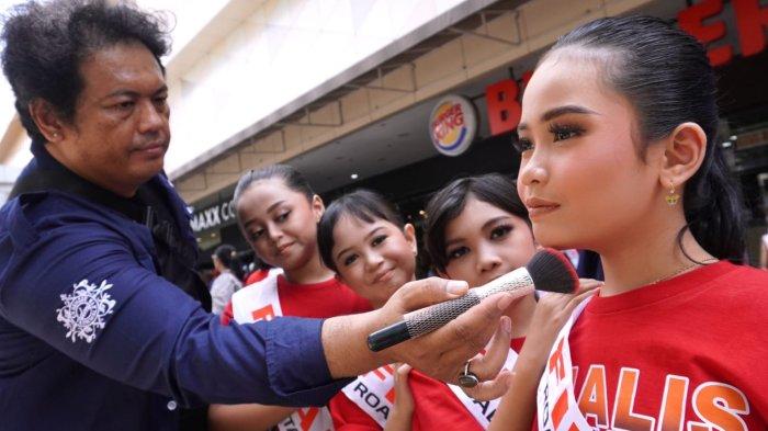 Sejumlah finalis menunggu giliran menjalani sesi photoshoot dalam ajang Star Show Model Competition 2024, di halaman mal Bandung Indah Plaza (BIP), Jalan Merdeka, Kota Bandung, Jawa Barat, Sabtu (9/11/2024).