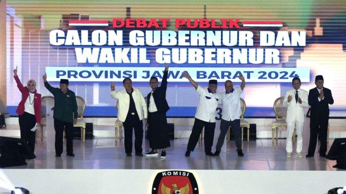 Empat pasangan calon, yakni paslon nomor urut 1 Acep Adang Ruhiat-Gitalis Dwinatarina, nomor urut 2 Jeje Wiradinata-Ronal Surapradja, nomor urut 3 Ahmad Syaikhu-Ilham Habibie dan nomor urut 4 Dedi Mulyadi-Erwan Setiawan diperkenalkan sebelum dimualai Debat Publik Perdana Calon Gubernur dan Wakil Gubernur Provinsi Jawa Barat 2024, di Graha Sanusi Hardjadinata, Universitas Padjadjaran, Kota Bandung, Jawa Barat, Senin (11/11/2024) malam.