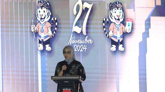 Ketua Komisi Pemilihan Umum (KPU) Proinsi Jawa Barat, Ummi Wahyuni memberikan sambutan sebelum dimualai Debat Publik Perdana Calon Gubernur dan Wakil Gubernur Provinsi Jawa Barat 2024, di Graha Sanusi Hardjadinata, Universitas Padjadjaran, Kota Bandung, Jawa Barat, Senin (11/11/2024) malam.