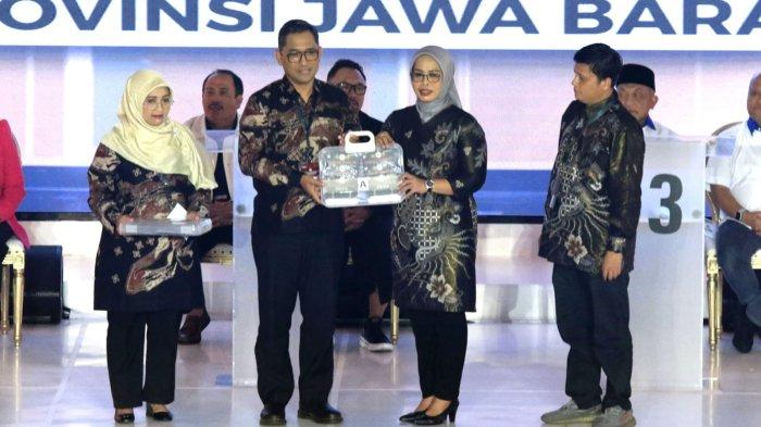 Perwakilan panelis menyerahkan amplop berisi pertanyaan-pertanyaan untuk para paslon yang masih tersegel kepada Ketua Komisi Pemilihan Umum (KPU) Proinsi Jawa Barat, Ummi Wahyuni sebelum dimualai Debat Publik Perdana Calon Gubernur dan Wakil Gubernur Provinsi Jawa Barat 2024, di Graha Sanusi Hardjadinata, Universitas Padjadjaran, Kota Bandung, Jawa Barat, Senin (11/11/2024) malam.