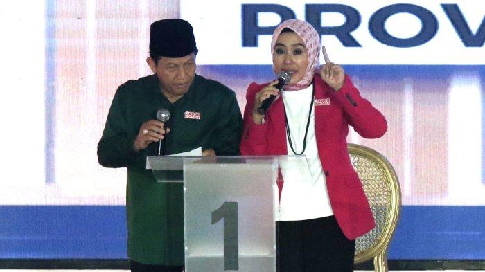 Pasangan calon nomor urut 1, Acep Adang Ruhiat-Gitalis Dwinatarina menyampaikan visi dan misi dalam Debat Publik Perdana Calon Gubernur dan Wakil Gubernur Provinsi Jawa Barat 2024, di Graha Sanusi Hardjadinata, Universitas Padjadjaran, Kota Bandung, Jawa Barat, Senin (11/11/2024) malam.